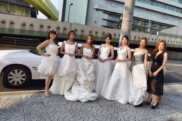ドレスコードはウェディングドレス リムジンパーティー 女子会はマスターズリムジン大阪